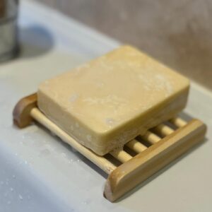 Märg käsitööseep puidust seebialusel vannitoas kasutuses