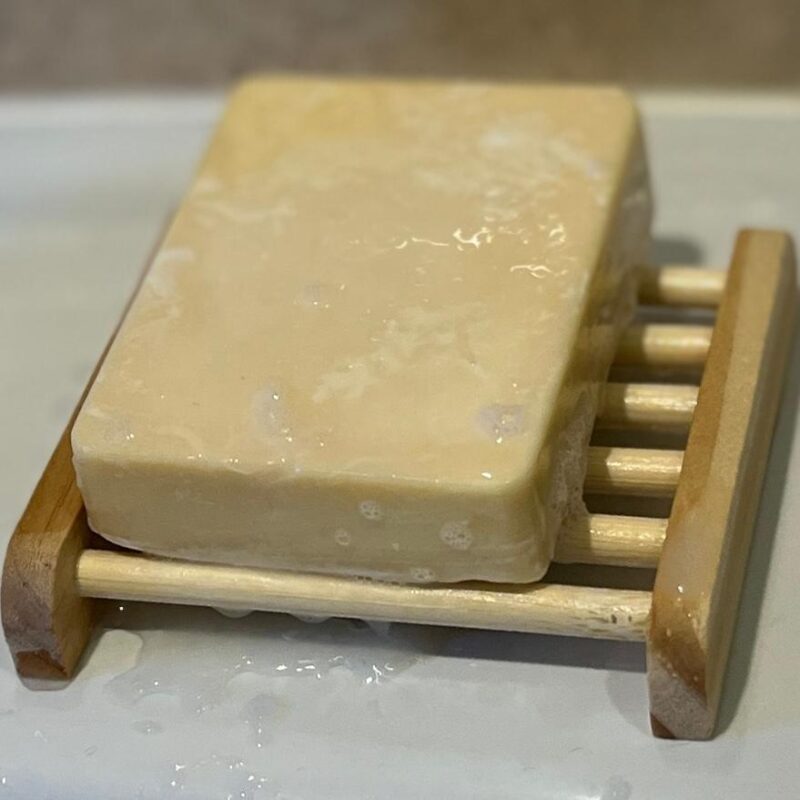 Märg käsitööseep puidust seebialusel vannitoas kasutuses