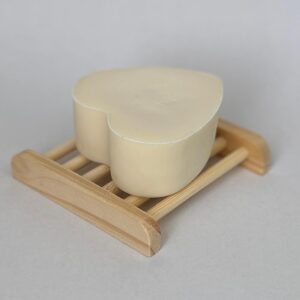 Puidust seebialus käsitööseebiga, mis aitab seebil kuivada ja kauem kesta