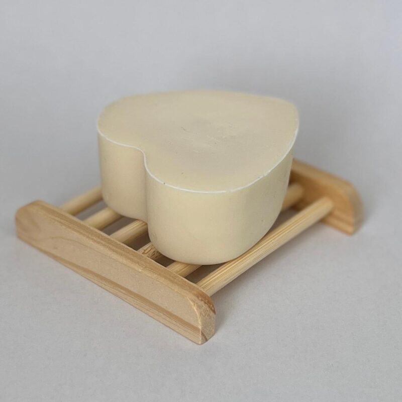 Puidust seebialus käsitööseebiga, mis aitab seebil kuivada ja kauem kesta